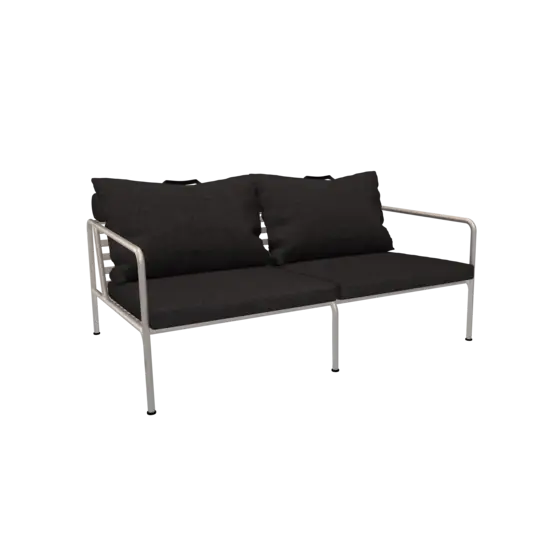 To-personers sofa med hvidt stel og skiferfarvede puder.