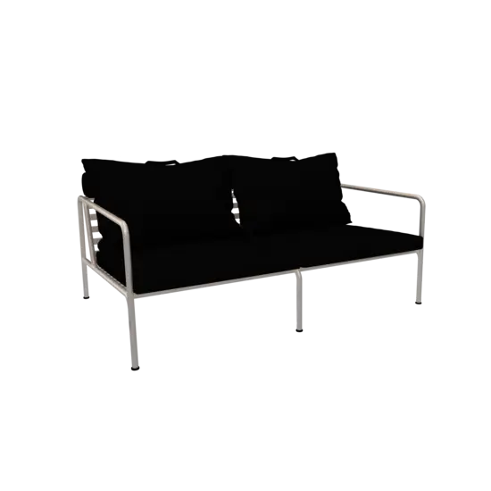 To-personers sofa med hvidt stel og mørke puder, enkel og moderne stil.
