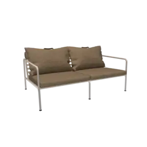 To-personers sofa med hvidt stel og papyrusfarvede hynder.