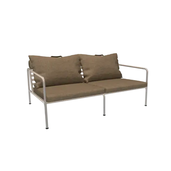 To-personers sofa med hvidt stel og papyrusfarvede hynder.