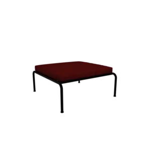 Rød pude på sort metalstel, firkantet design.