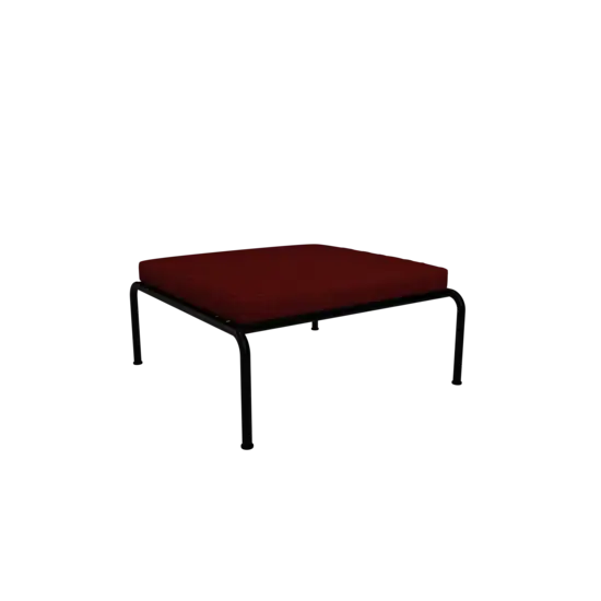 Rød pude på sort metalstel, firkantet design.