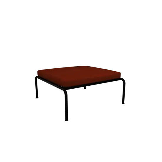 Firkantet ottoman med rustfarvet pude og sort metalstel, fra Houe\'s AVON kollektion.