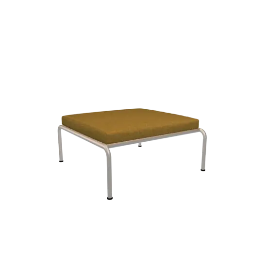 Minimalist ottoman med dijonfarvet pude og hvidt stel.