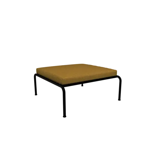 Firkantet ottoman med dijonfarvet pude og sort stel, minimalistisk design.