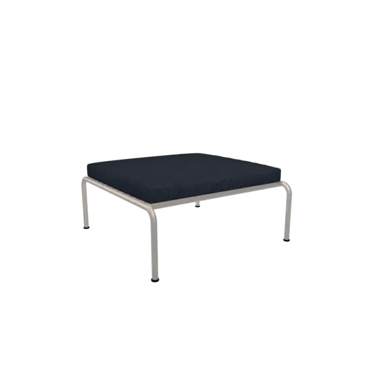 Mørk pude på minimalistisk, hvidt stel af metal. Enkelt og moderne design.