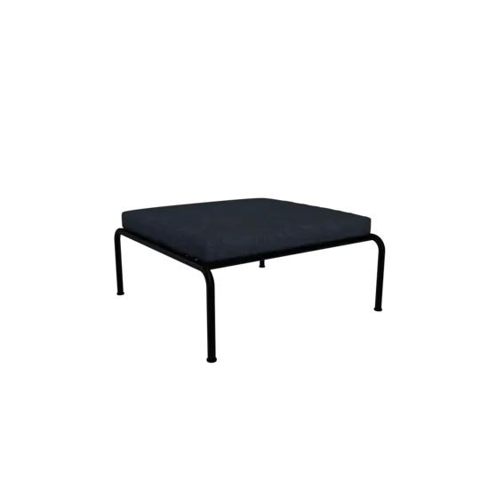 Firkantet fodskammel med mørkeblå pude og sort stel, minimalistisk design.