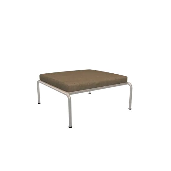 Minimalist ottoman med brun pude og hvidt metalstel fra Houe AVON-kollektionen.