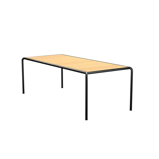 Rektangulært spisebord med lys fyrretræsplade og sort stel, minimalistisk design.