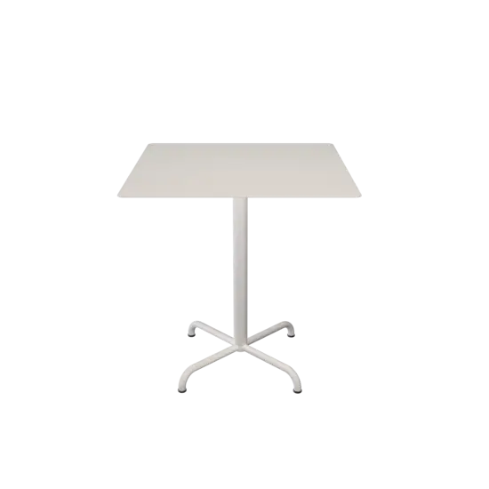 Firkantet cafébord i muted hvid med fire-stjernet fod. Minimalistisk design, 700x700 mm.