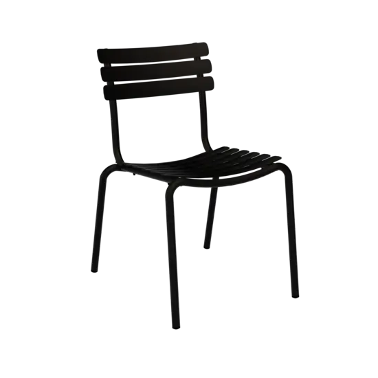 Sort spisebordsstol uden armlæn, moderne design med buet ryglæn og sæde i lameller.