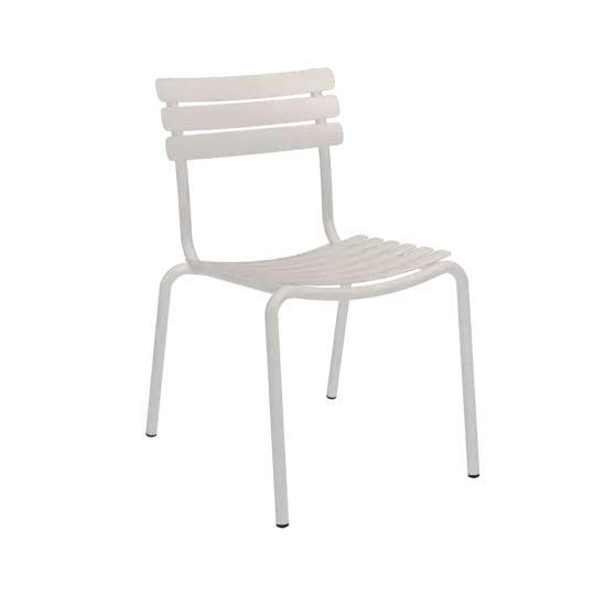 Hvid spisebordsstol uden armlæn, minimalistisk design, buet ryg og sæde, slanke ben.