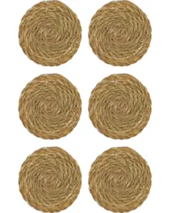 Seks runde bordskånere med spiralformet mønster og vævet tekstur, arrangeret i to rækker.
