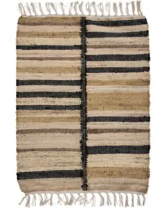 Tæppe med striber i beige, sort og brun; frynser langs kanterne; tæt og grov vævning.