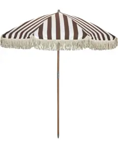 Parasol med brune og hvide striber, frynser langs kanten og metalspids på stangen.