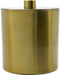 Cylindrisk isspand i antik messingfinish med glat, gylden overflade og låg. Minimalistisk design.