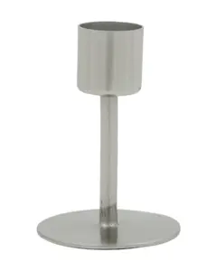 Stilren lysestage i sølv med cylinderholder og flad, cirkulær fod. Blank og reflekterende overflade.