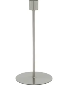 Høj, slank lysestage med rund base og cylindrisk top i sølvfinish, elegant og moderne design.