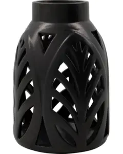 Sort lanterne med bladudskæringer og åben top, der passer til moderne indretning.