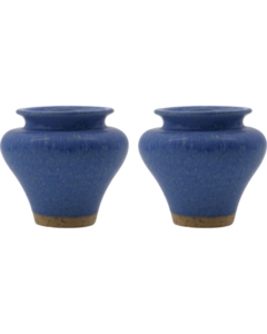 To blå vaser med glat overflade, brun kant i bunden, bred rund form, indsnævring mod toppen.