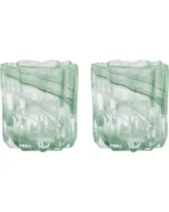 To grønne fyrfadsstager i glas med bølget overflade, der lader lys skinne igennem.