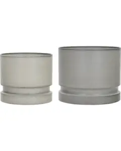 To sandfarvede, cylindriske urtepotter fra House Doctor i forskellige størrelser med glat overflade.