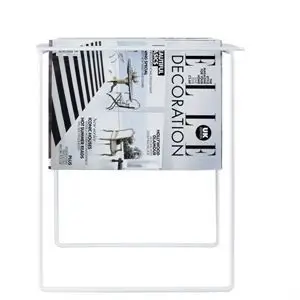 Hvid geometrisk magasinholder fra Neon Living med et blad i, designet til at holde magasiner.
