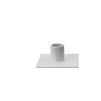 Hvid, minimalistisk lysestage med firkantet base og cylindrisk holder til lys.