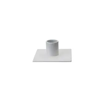 Hvid, minimalistisk lysestage med firkantet base og cylindrisk holder til lys.