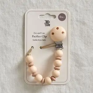 Suttekæde med pastelperler og metalclips på karton, egnet fra fødsel (0M+).