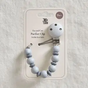Jack o Juno sutteklips med grå kugler og metalclip, egnet fra fødslen.