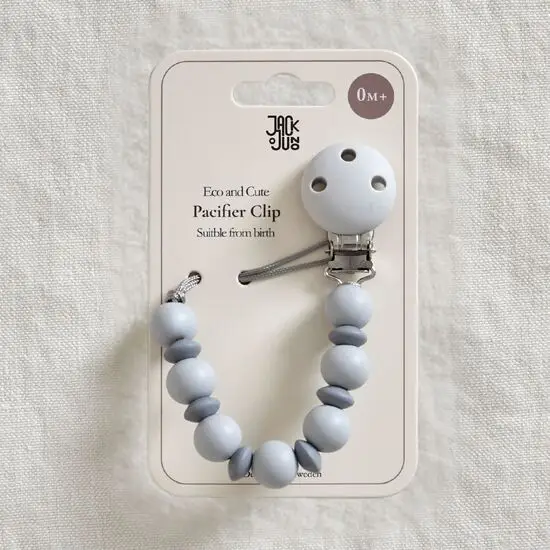Jack o Juno sutteklips med grå kugler og metalclip, egnet fra fødslen.