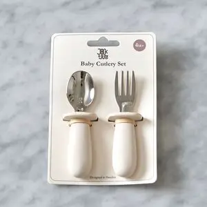Babybestik med cremefarvede håndtag, metal toppe. På kort: "Designed in Sweden", "4M+".
