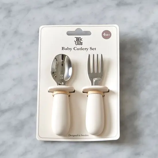 Babybestik med cremefarvede håndtag, metal toppe. På kort: "Designed in Sweden", "4M+".