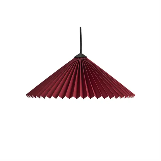 Rød, konisk pendellampe med plisseret design og sort ledning.