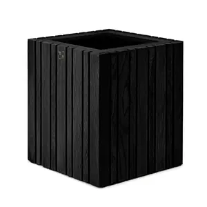 Sort, kvadratisk plantekasse i asketræ med lodrette lameller, fra SQUARELY COPENHAGEN.