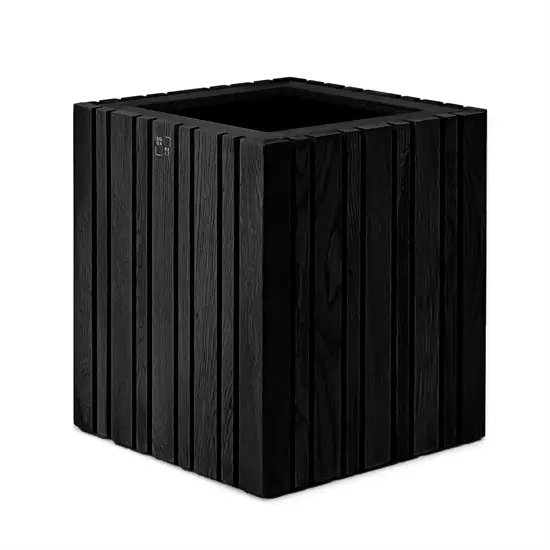Sort, kvadratisk plantekasse i asketræ med lodrette lameller, fra SQUARELY COPENHAGEN.