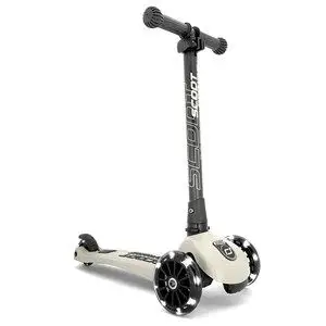 Lysegrå børnescooter med tre hjul, justerbar styrhøjde og LED-lys i forhjulene.