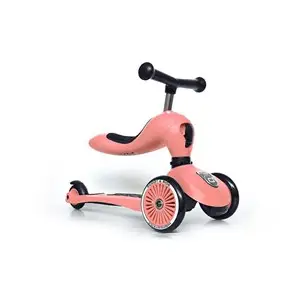 Børnescooter i ferskenfarve med sæde, tre hjul og styr. Designet til små børn, kan bruges siddende.