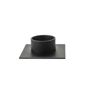 Sort lysestage med kvadratisk base og rund holder til Ø5 cm lys. Minimalistisk design.