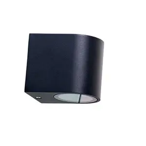 Moderne udendørslampe i mat sort med buet krop og lysåbning nederst.