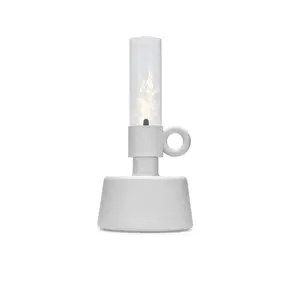 Stor udendørs olielampe med cylindrisk glas, bred base og rund hank, lavet af genbrugsplast og metal.