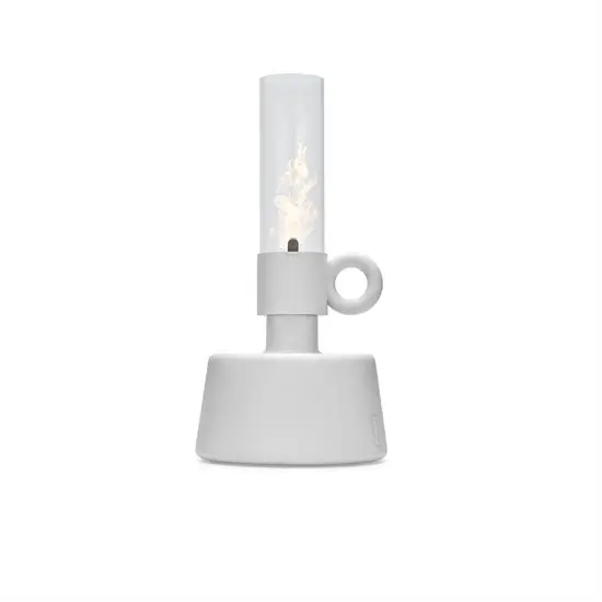 Stor udendørs olielampe med cylindrisk glas, bred base og rund hank, lavet af genbrugsplast og metal.