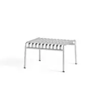 Slank ottoman med parallelle metal-lameller og fire ben. Kompakt og stilfuld til udendørs brug.