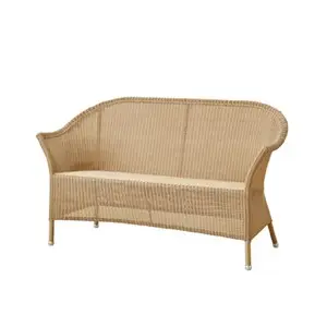Naturfarvet to-personers sofa med integrerede armlæn og klassisk design.