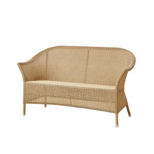 Naturfarvet to-personers sofa med integrerede armlæn og klassisk design.