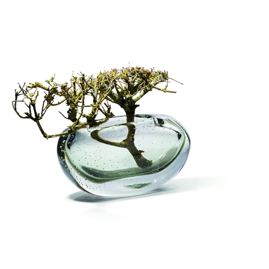 Philippi Amara vase med organisk form, gennemsigtig glas og luftbobler, set fra siden.