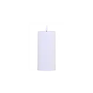 Hvidt, cylindrisk LED-bloklys med flammeformet top. Enkel og glat overflade.