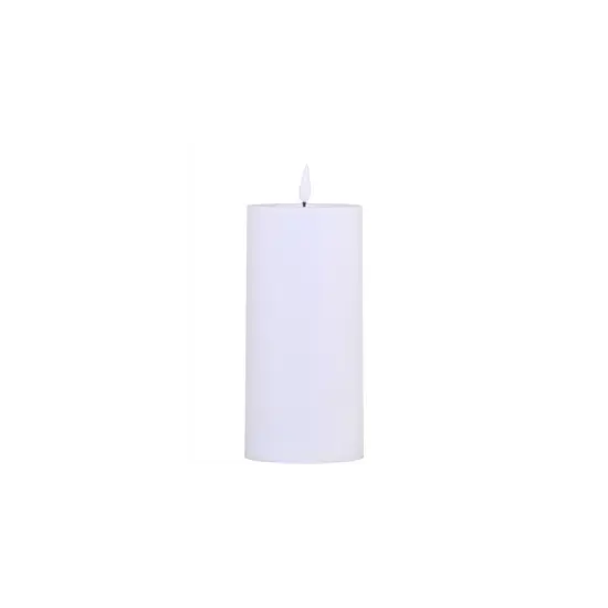 Hvidt, cylindrisk LED-bloklys med flammeformet top. Enkel og glat overflade.