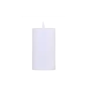 Hvidt, cylindrisk LED-lys med flammeformet top. Højde 30 cm, diameter 10 cm.